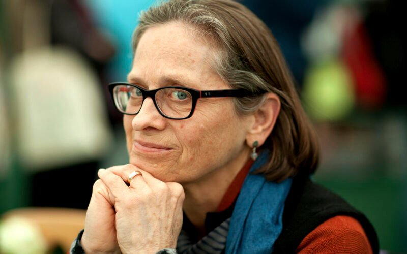 Lydia Davis, la escritora que no vende sus libros en Amazon: «Sé que es más barato, pero se puede pedir en la biblioteca o que te lo preste un amigo»