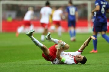 Lewandowski abandona medio cojo el partido de Polonia