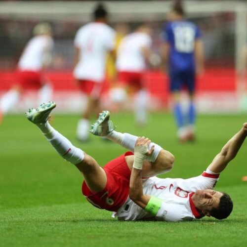 Lewandowski abandona medio cojo el partido de Polonia