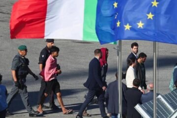 Llegan a Albania los primeros 16 migrantes que ocuparán los campos de retención de Italia