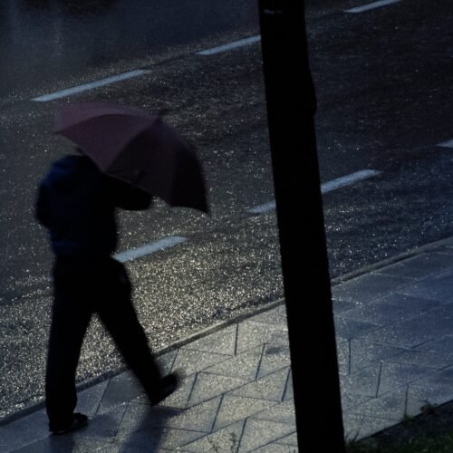 Para mojarnos menos bajo la lluvia, ¿es mejor caminar o correr?