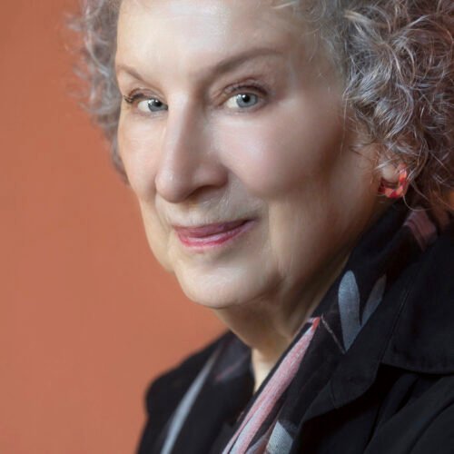 Margaret Atwood: «Muchos norteamericanos tenían miedo de perder su estatus y su poder identitario con Kamala»