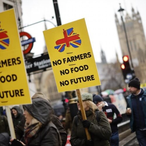 Los granjeros invaden Londres en protesta por al reforma fiscal laborista