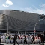 El Real Madrid subasta las taquillas de sus estrellas, puertas y un mosaico del Bernabéu