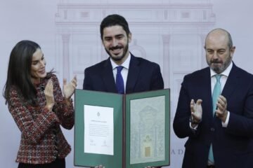 La reina Letizia entrega el premio Luis Carandell de periodismo parlamentario a Juanma Lamet