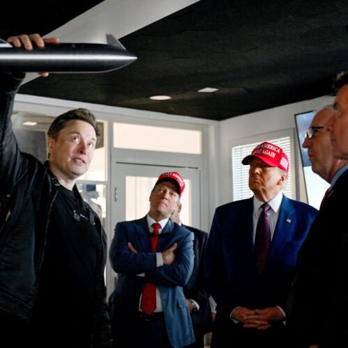 Elon Musk le enseña su cohete a Donald Trump