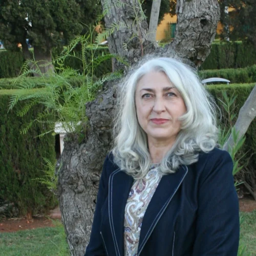 La autora Merse León deslumbra con su primera novela, «La casa de las amapolas rojas».