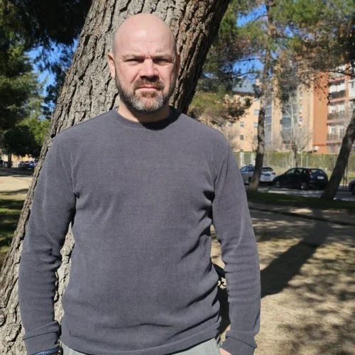 Marcos Sánchez Fernández sorprende con su debut literario en «Una historia corriente»