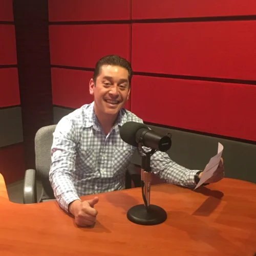 Ricardo Israel Casillas Flores presenta su primer libro sobre adolescencia y comunicación familiar