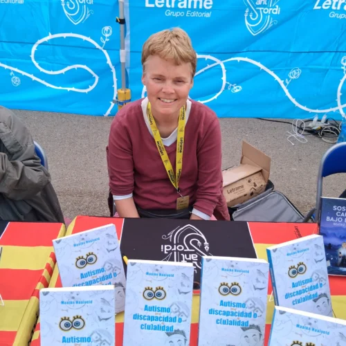 Maaike Haaiveld firma su libro en Sant Jordi 2025 en la parada de la Editorial Letrame