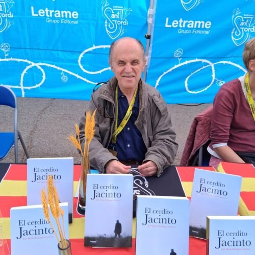 José María Rodríguez Sánchez firma ejemplares de El cerdito Jacinto en Sant Jordi 2025 con Editorial Letrame