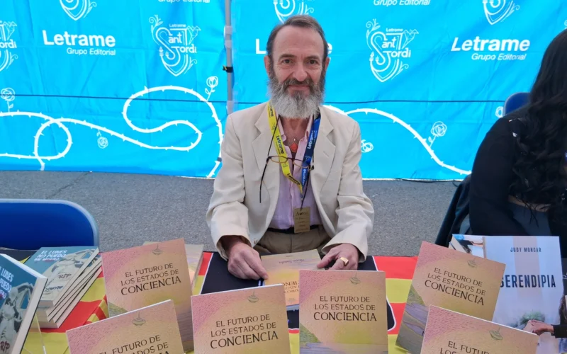 Nous Siddhi firma su libro El futuro de los estados de conciencia en la parada de la Editorial Letrame por Sant Jordi 2025