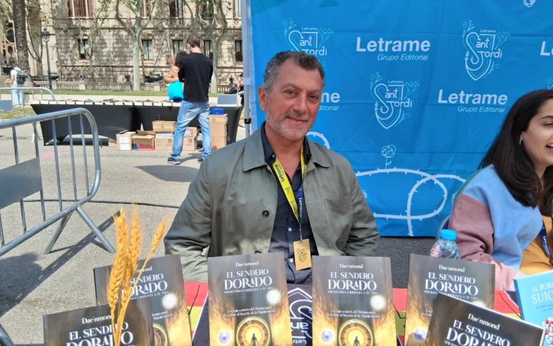 Pablo Fernández Del Campo presenta su obra “El sendero dorado” en Sant Jordi en la parada de la Editorial Letrame