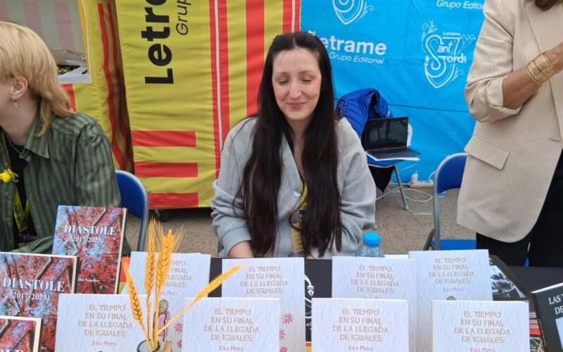 La escritora Eva Macarena Mera Vieites firmó ejemplares de su última obra en Sant Jordi 2025 con Editorial Letrame