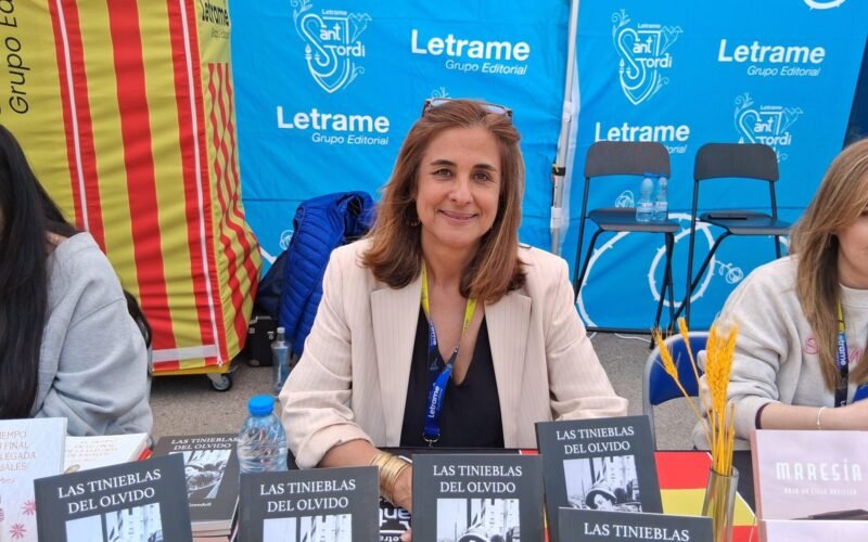 Susana Barriga Grandell firmó ejemplares de Las tinieblas del olvido en Sant Jordi 2025