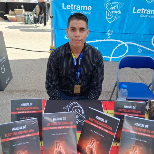 Jose Pinilla Escobar firma ejemplares de su «Manual de Electrocardiograma: Aprende a Salvar Vidas» en la parada de la Editorial Letrame