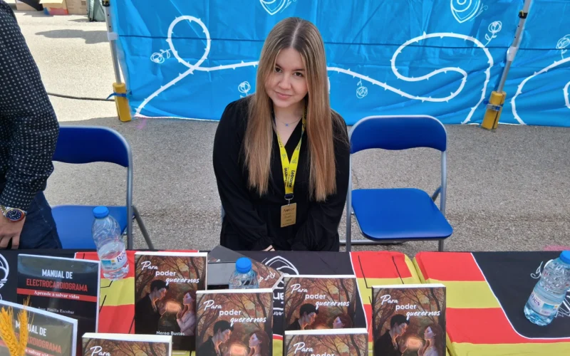 Nerea Bustos firma ejemplares de su novela en el stand de Letrame en Sant Jordi 2025