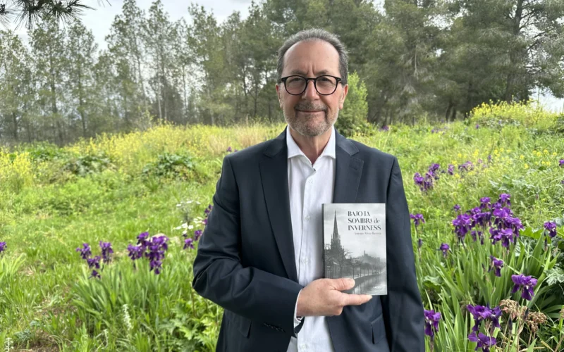 Antonio Mora Barrera debuta en la literatura con una historia que entrelaza misterio, espiritualidad y vidas pasadas