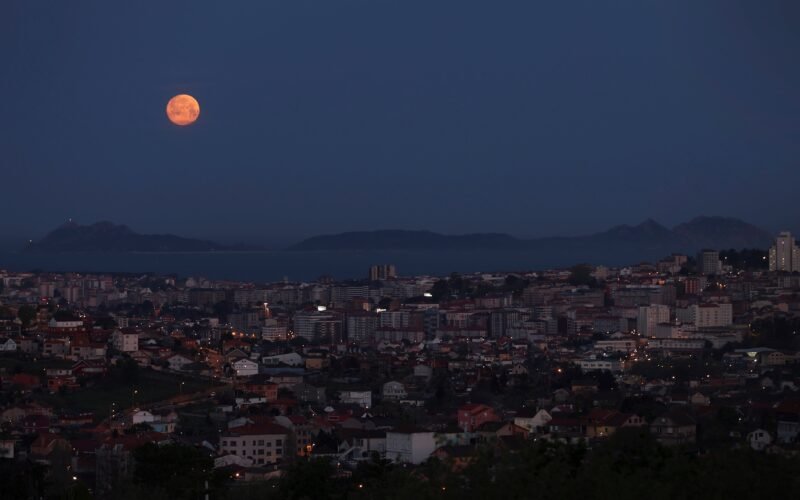 Luna de fresa: ¿Cuándo se podrá observar la luna llena de junio desde España?