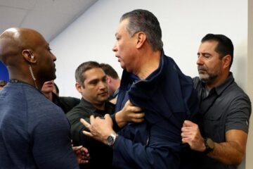 Un senador demócrata sale esposado de la rueda de prensa de la secretaria de Seguridad Nacional en Los Ángeles