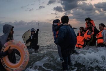La Policía francesa ataca con gas lacrimógeno a niños migrantes que trataban de llegar a Inglaterra