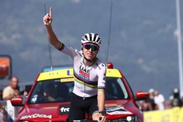 Pogacar abrasa como el sol en el primer final en alto