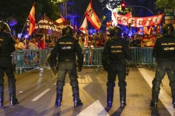 La Policía carga contra un grupo de manifestantes que quería “tomar La Moncloa”