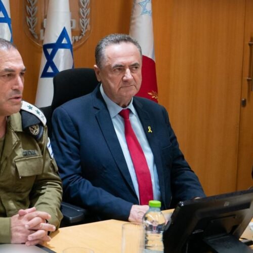 El ministro de Defensa israelí: “Si Jameneí continúa disparando misiles, Teherán arderá”