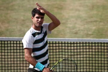 Alcaraz supera al gigante Rinderknech para disputar las semifinales de Queen’s