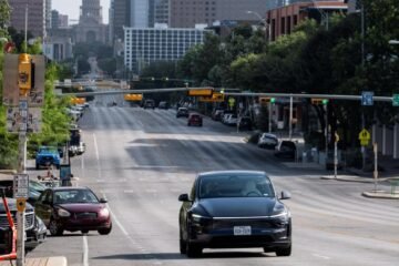 Graban la prueba de un robotaxi de Tesla y el sistema de frenos queda en ridículo al parar por un simple destello de luz: “No entiendo qué ha pasado”
