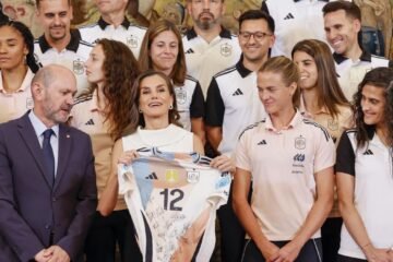 Letizia desea suerte a las futbolistas de la selección española