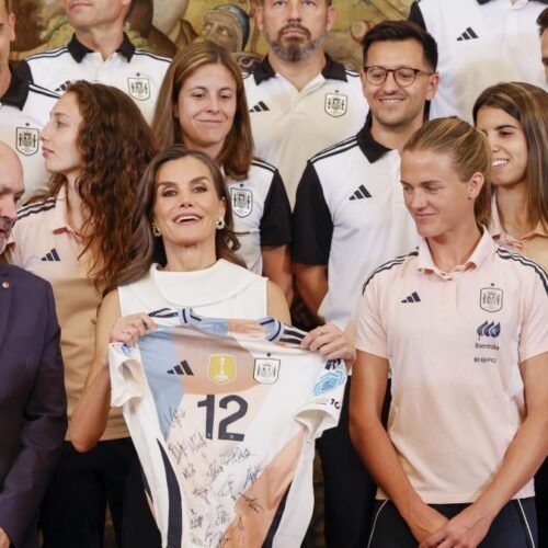 Letizia desea suerte a las futbolistas de la selección española