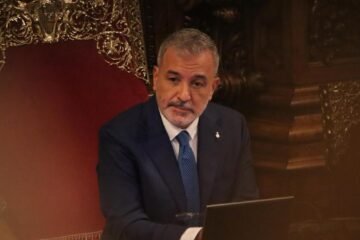 Junts, BComú, PP y Vox se unen de nuevo para censurar “los dos años perdidos” con Collboni