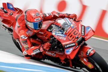 Marc Márquez da el susto, pero empieza mandando en Assen