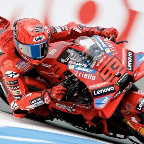 Marc Márquez da el susto, pero empieza mandando en Assen