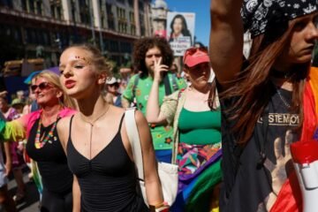 Decenas de miles de personas se unen a la Marcha prohibida del Orgullo de Budapest