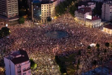 Nueva protesta masiva en Serbia para exigir elecciones anticipadas