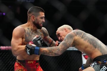 Topuria noquea a Oliveira en dos minutos y logra el doble campeonato de la UFC