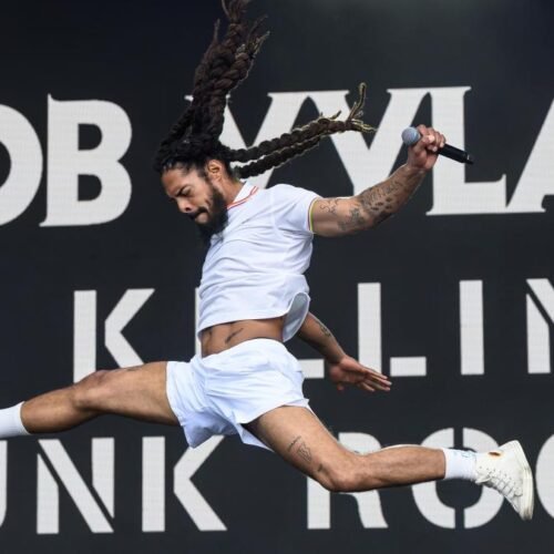 La policía investiga a Bob Vylan por alentar a matar soldados israelíes durante su actuación es Glastonbury