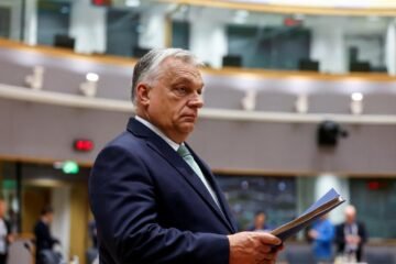 Orbán, desgastado en los sondeos, radicaliza su búsqueda de enemigos: el colectivo LGTBIQ+, Bruselas y Ucrania en la UE