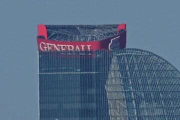 Acordonado el centro de Milán tras caerse el enorme cartel de la torre Hadid