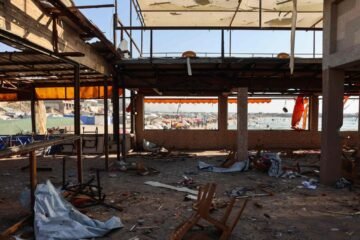 Israel mata a 33 personas en un bar de Gaza, donde se conectaban a internet