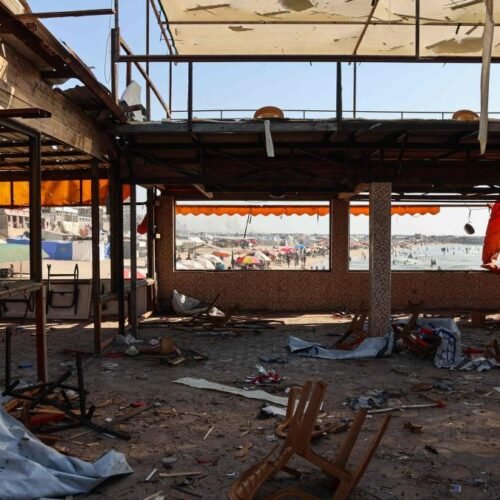 Israel mata a 33 personas en un bar de Gaza, donde se conectaban a internet