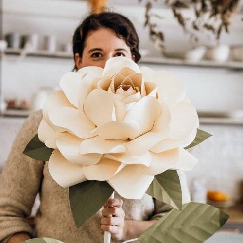 Cristina Velasco Mora, la artesana del papel que dejó una carrera como abogada por un trabajo manual y desconocido: “Gente que se dedique a esto y sobreviva hay muy poca”