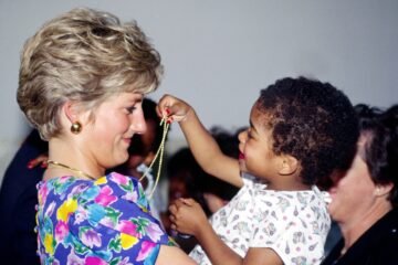 El vestido solidario (y polémico) de Diana de Gales se subasta por 440.000 euros