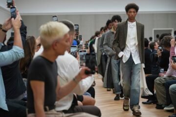 Jonathan Anderson celebra los mil y un contrastes del armario masculino en su debut en Dior