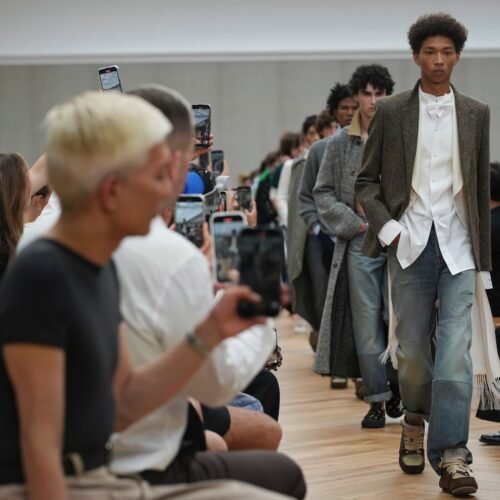 Jonathan Anderson celebra los mil y un contrastes del armario masculino en su debut en Dior