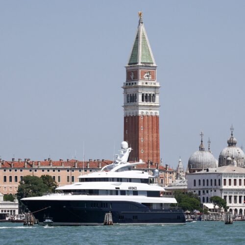 Jeff Bezos y Lauren Sanchez se ven obligados a cambiar el lugar de su fiesta de boda en Venecia por seguridad