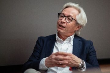 Guillermo Antiñolo, ginecólogo y genetista: “Muchas mujeres ni siquiera se plantean una terapia hormonal y envejecen críticamente”