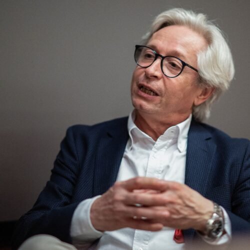 Guillermo Antiñolo, ginecólogo y genetista: “Muchas mujeres ni siquiera se plantean una terapia hormonal y envejecen críticamente”
